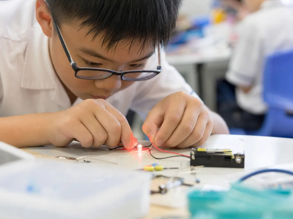 小学生组装LED电路
