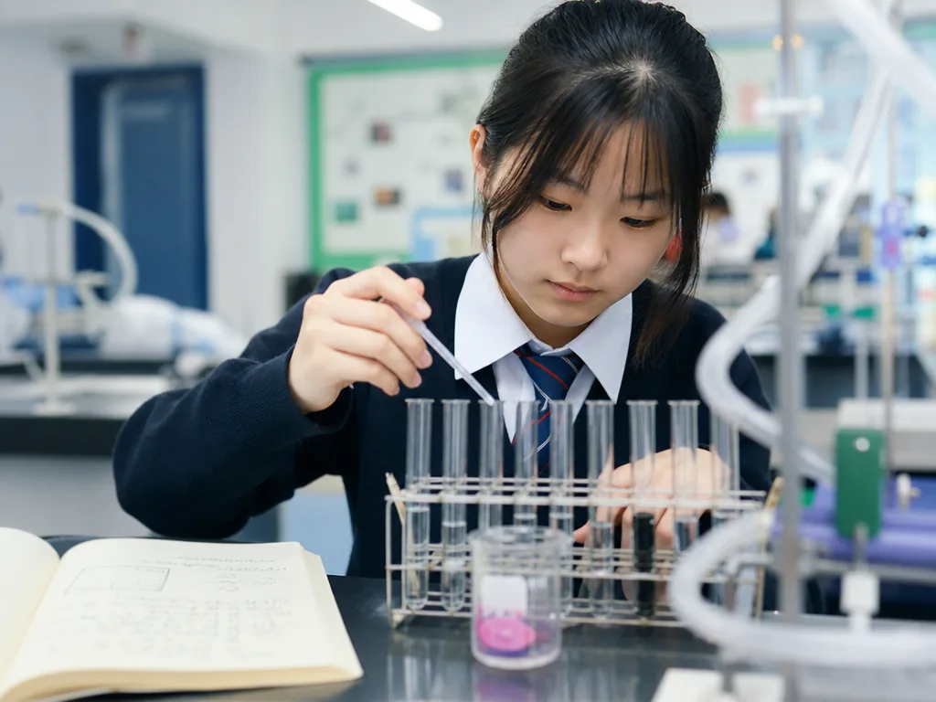 GCE Biology: Complete Guide to Course Content, Structure & Exam Format 6 GCE Biology microscope study