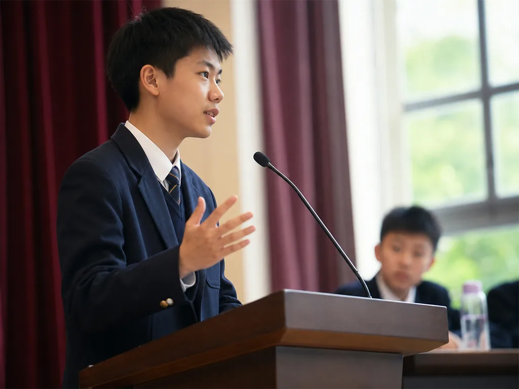 初中学生在辩论台上陈述立场