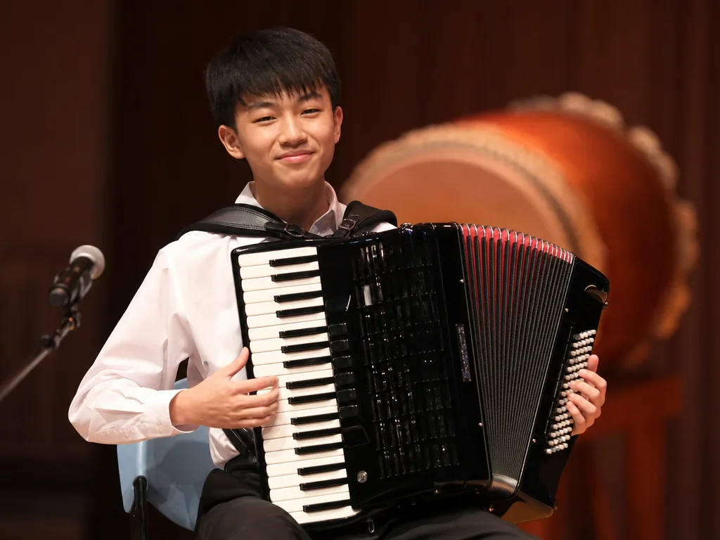 Accordion: A Complete Guide to Its Origins, History and Greatest Players 6 Accordion performance