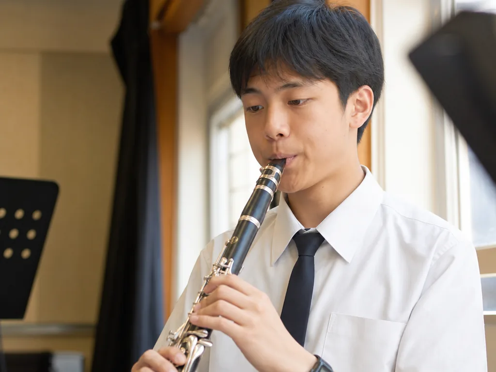 Clarinet: Complete Overview, History and Learning Guide 5 A student playing the clarinet